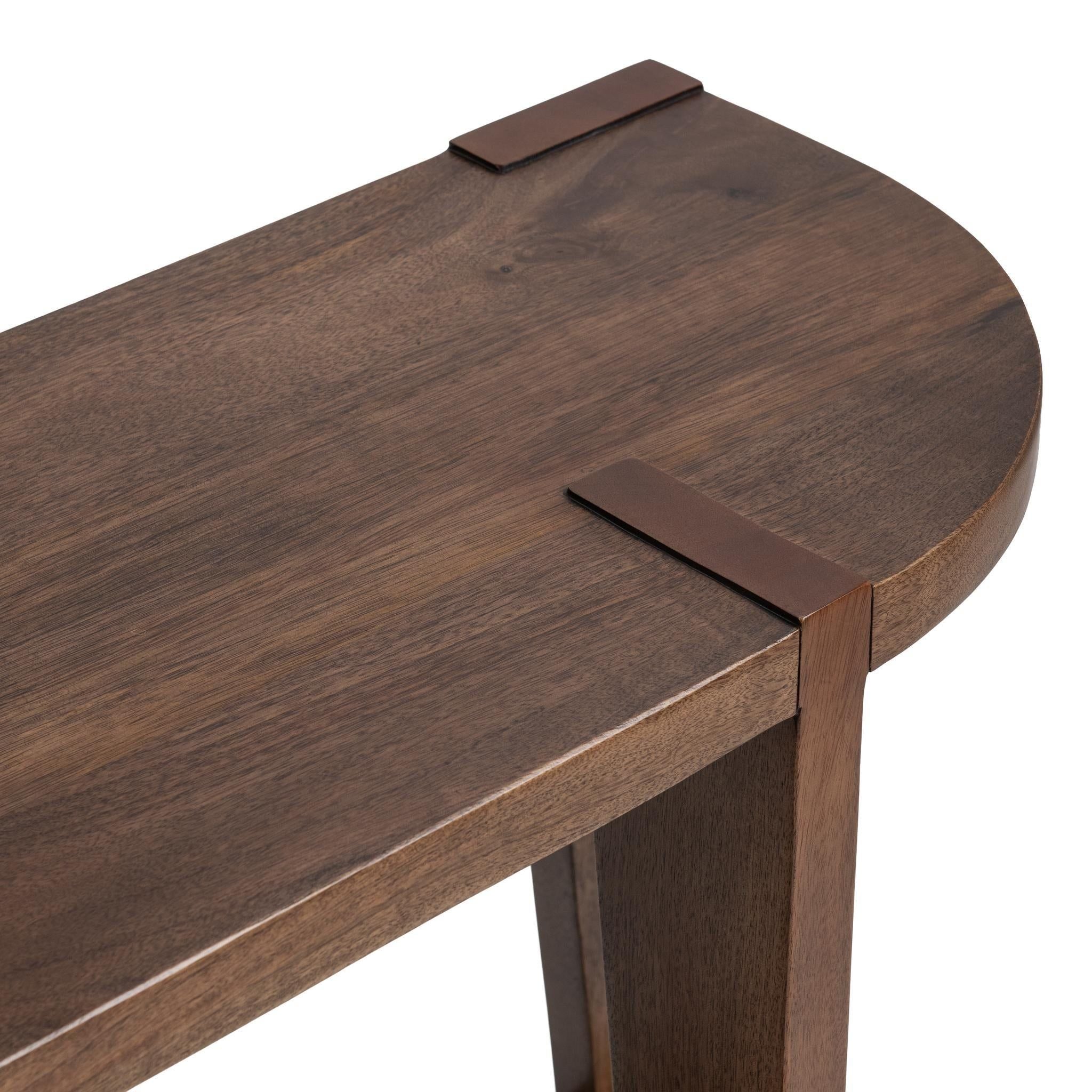 Alenna - Round Table
